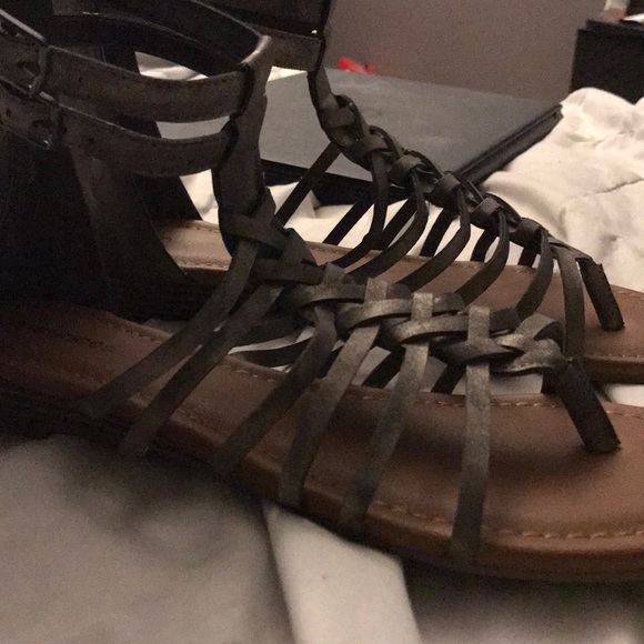 Sandals. Size 10. - Picture 2 of 3